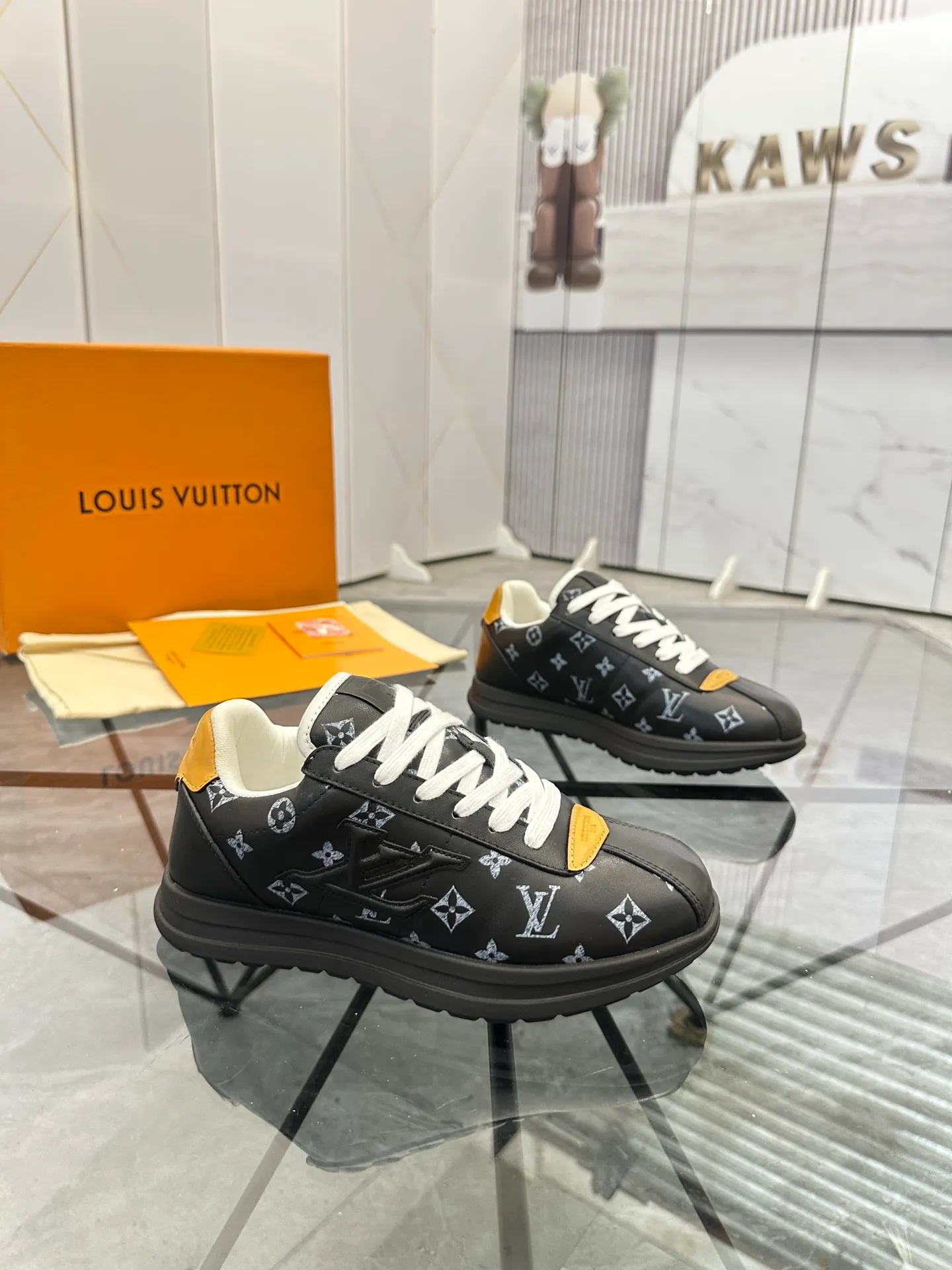 Men's shoes: 💰P700¥ Top quality Product trademark: LV* "Louis Vuitton*" low-top casual shoes Regular size: 35-45 (can be customized to 46) Couple style Product materials: Imported cowhide upper, breathable lining, original outsole. Number: two